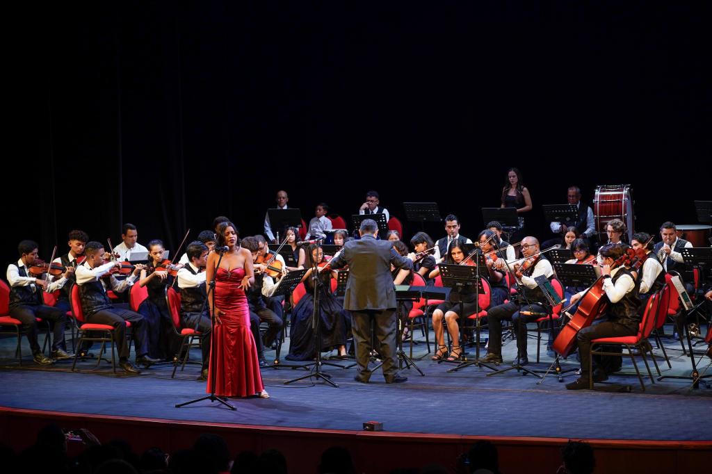 Lily Flórez: la cantante que rompió barreras enseñando música virtualmente a un grupo de ciegos durante la&nbsp;pandemia