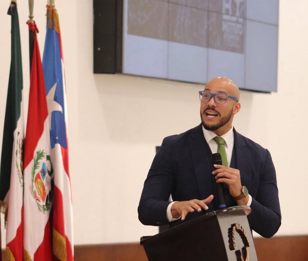 El abogado samario Aldair Bueno revoluciona el litigio penal en Colombia con manual de inteligencia&nbsp;artificial