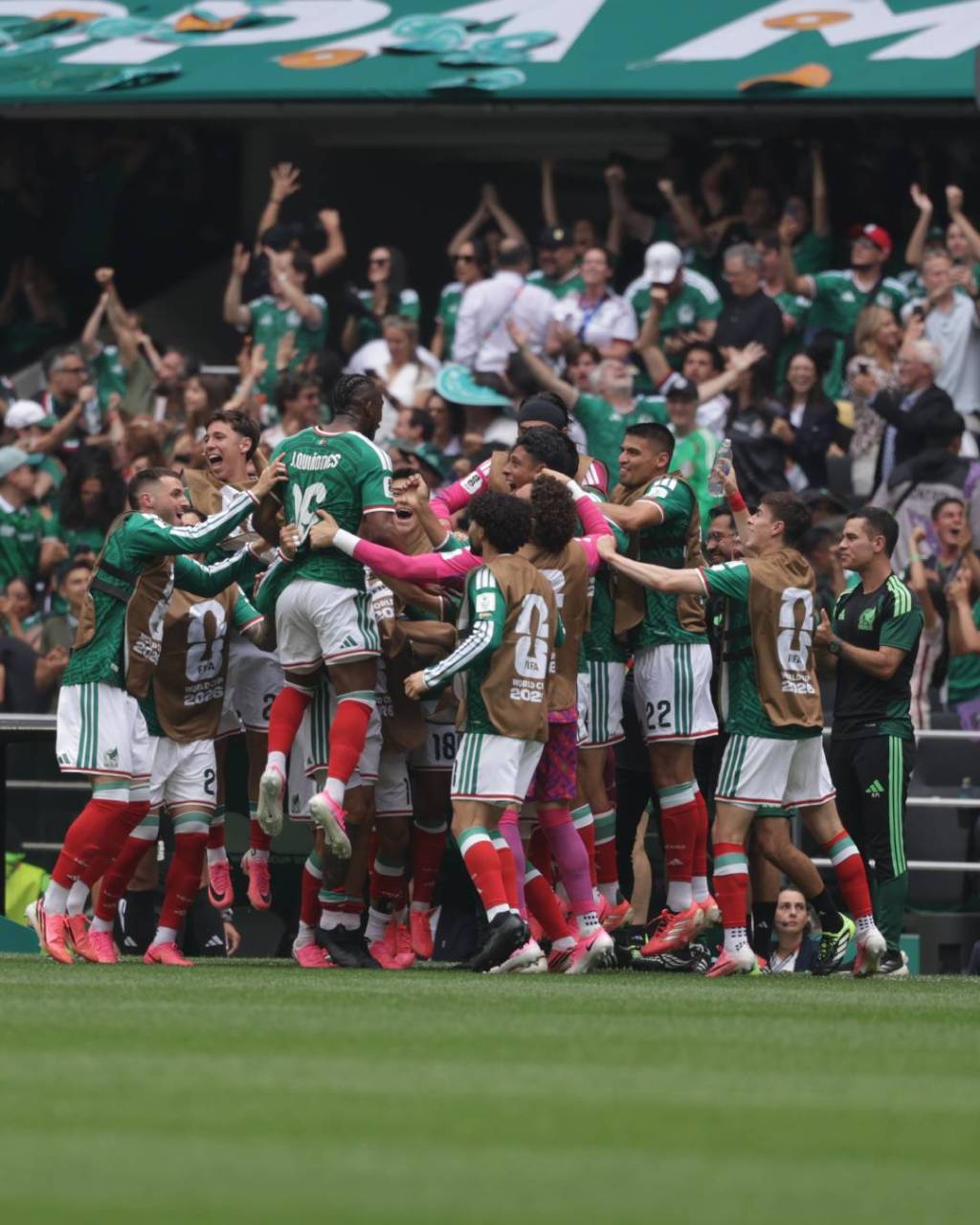 Quiñones lidera la victoria de México 2-0 ante Sudáfrica en el inicio del&nbsp;Mundial